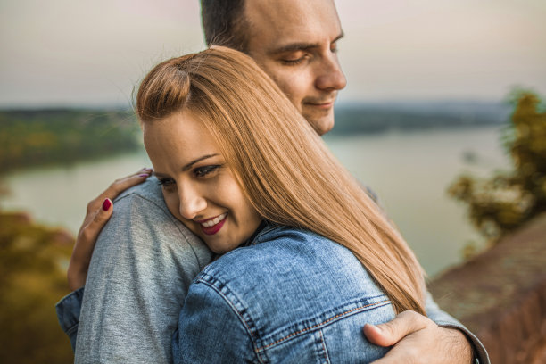 幸福的情侣在公园里享受时光图片下载