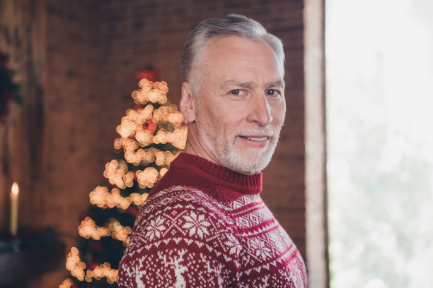照片肖像老人微笑着穿着毛衣装饰房子在圣诞节前图片下载