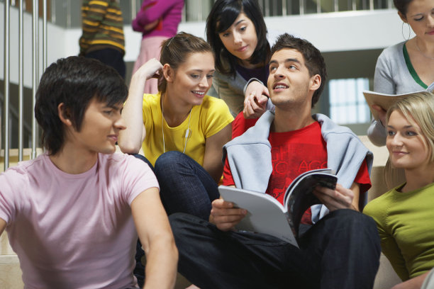 坐在台阶上的大学生图片下载