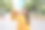 公园里一个黑发女人拿着一塑料袋水果。图片下载
