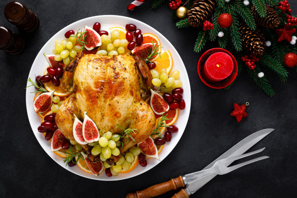 圣诞火鸡。圣诞烤火鸡配圣诞大餐。圣诞晚餐的传统食物。图片下载