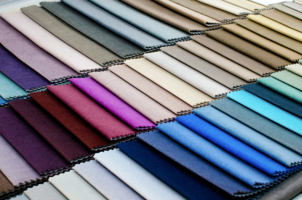 用于室内设计的不同颜色的织物样品。图片下载