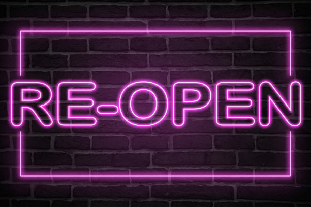 开放的霓虹灯。粉红色的光芒。霓虹灯文本。由霓虹灯照亮的砖墙。墙上的夜光。时髦的设计。浅色的横幅，明亮的广告图片下载