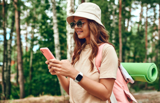 一家人和狗在森林里图片下载