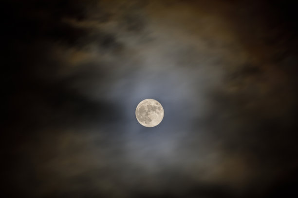 猎人的满月，乌云密布图片下载