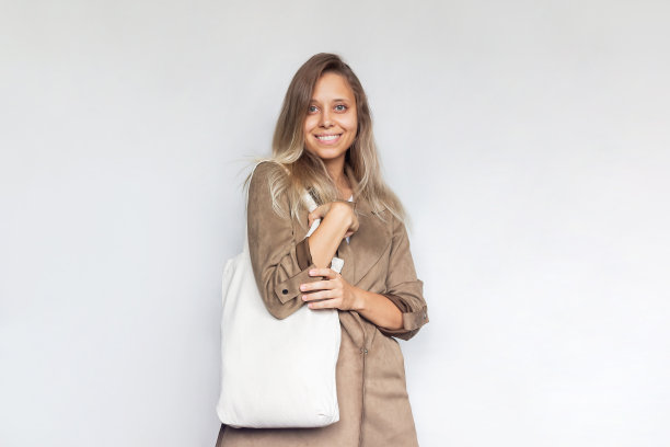 一个拿着环保亚麻包的年轻女人图片下载