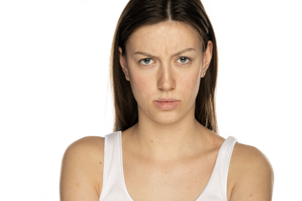 没有化妆的愤怒的年轻女人图片下载