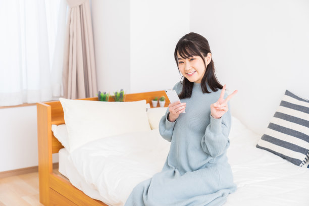 漂亮的亚洲女人用智能手机图片下载