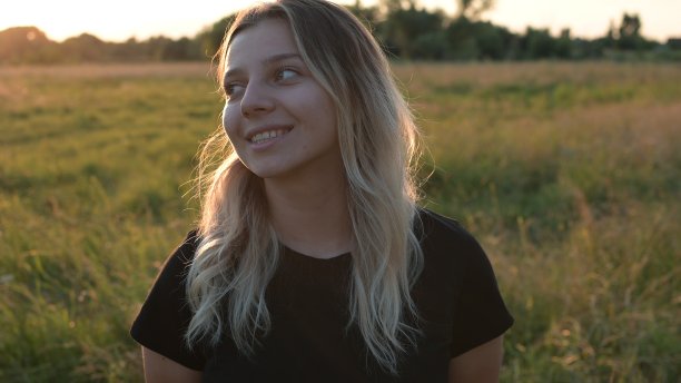 一个美丽的长发金发女孩的肖像，以秋天的自然为背景图片下载