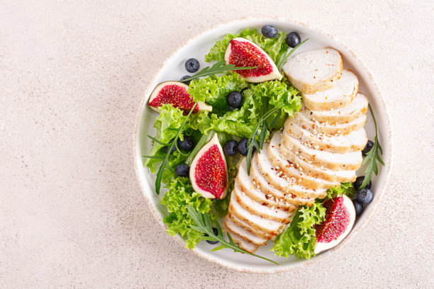 烤鸡胸肉和新鲜的生菜，芝麻菜，蓝莓和无花果沙拉。健康的减肥食品。前视图。图片下载