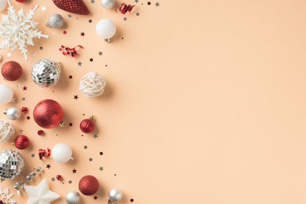 俯视图照片白色，红色和银色圣诞树装饰，雪花，星星，迪斯科球，圆锥形，亮片和蛇纹石在孤立的米色背景与空白图片下载