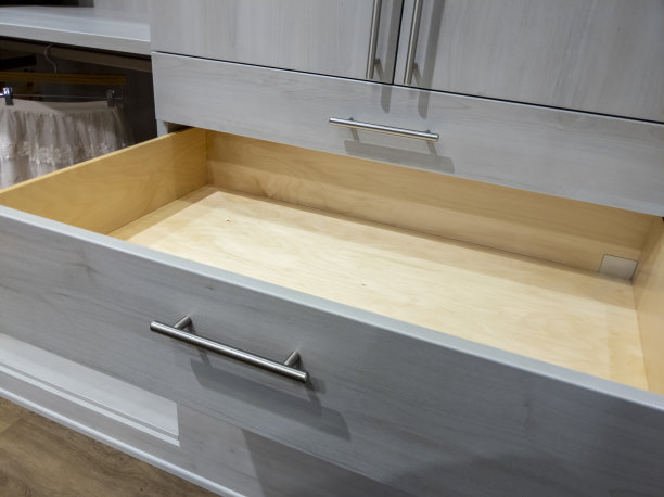 一个开放的，空的梳妆台抽屉在一个大的，宽敞的步入衣橱图片下载