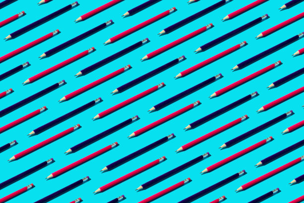 铅笔图案在明亮的蓝色背景。最小的概念。图片下载