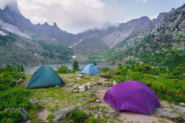 帐篷在额尔偕自然公园的山上露营图片下载