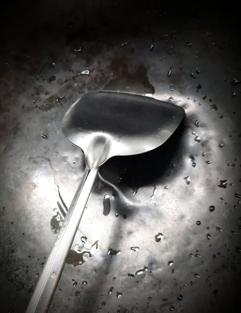 勺子和铁锅。图片下载