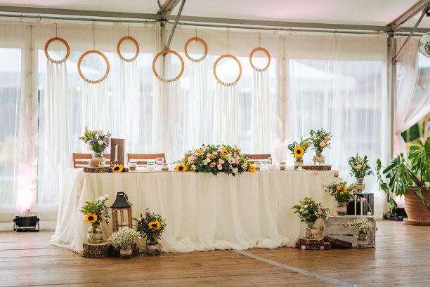 用鲜花装饰的结婚餐桌。图片下载