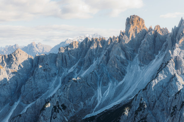 一名男性徒步旅行者凝视着阿尔卑斯山白云石山脉的壮丽美景图片下载