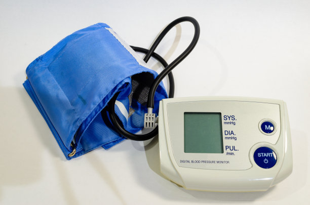 从上面的一个带袖口的血压计的特写视图图片下载