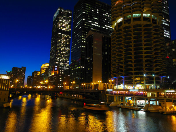 晚上的城市图片下载