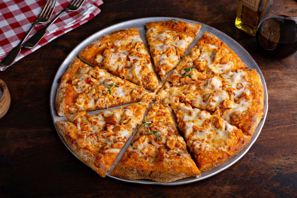 烤鸡披萨切成片图片下载