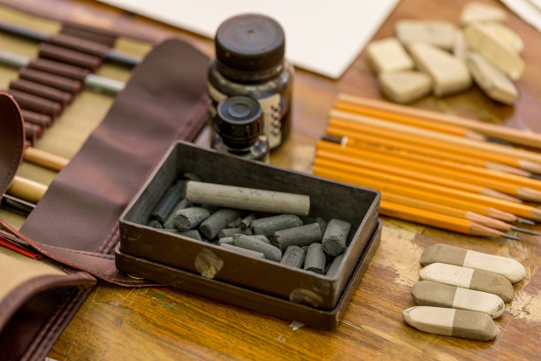 画图形用的铅笔和文具。桌子上的艺术家有不同的绘画用品图片下载