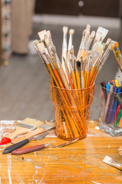 艺术用品:刷子、笔、记号笔、油漆、油、溶剂管图片下载