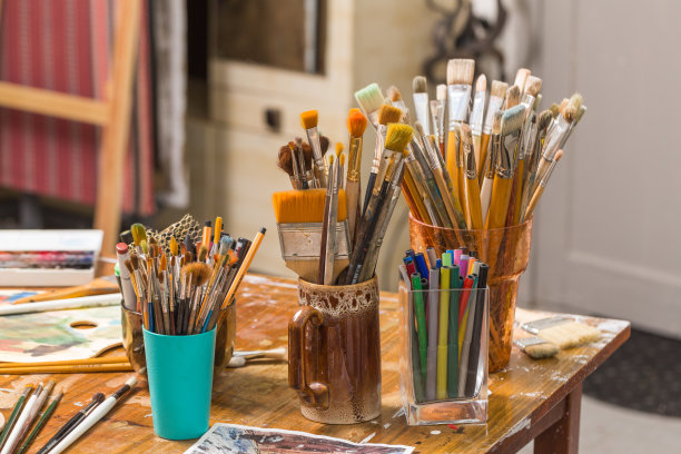 艺术用品:刷子、笔、记号笔、油漆、油、溶剂管图片下载