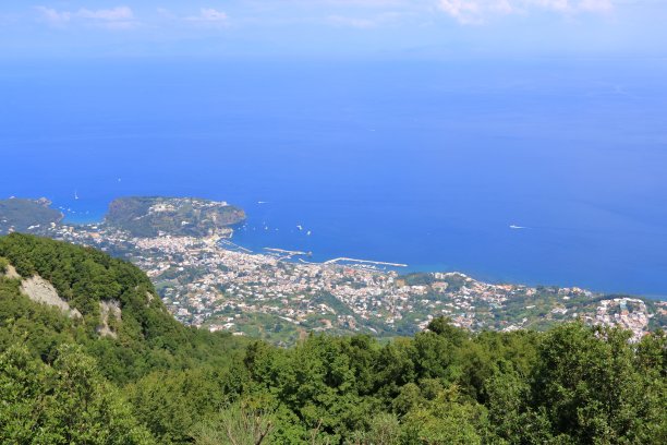 意大利伊斯基亚岛，从埃波米奥到拉科阿梅诺的鸟瞰图图片下载