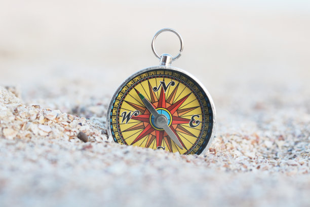 经典的航海指南针象征着海滩上的旅游用指南针、旅游用指南针和户外活动图片下载