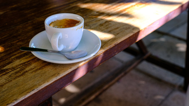 桌上有一杯咖啡。休息和放松图片下载