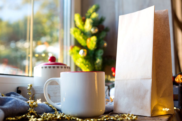 圣诞装饰食品配送服务的纸包桌上。现成品订单，环保可回收包装。假日餐饮，制作甜点，饼干和糖果自制。模拟了图片下载