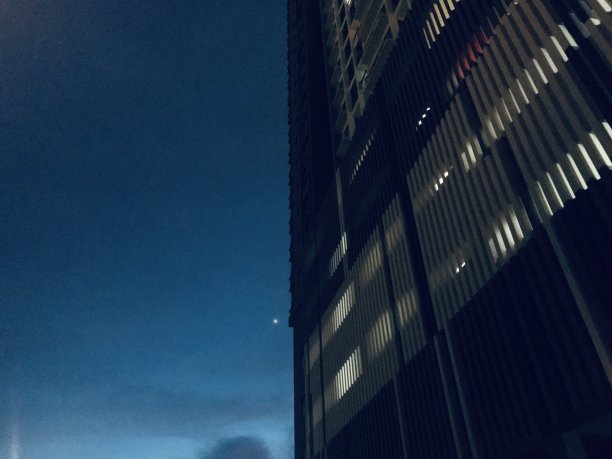 现代建筑与黄昏的天空图片下载