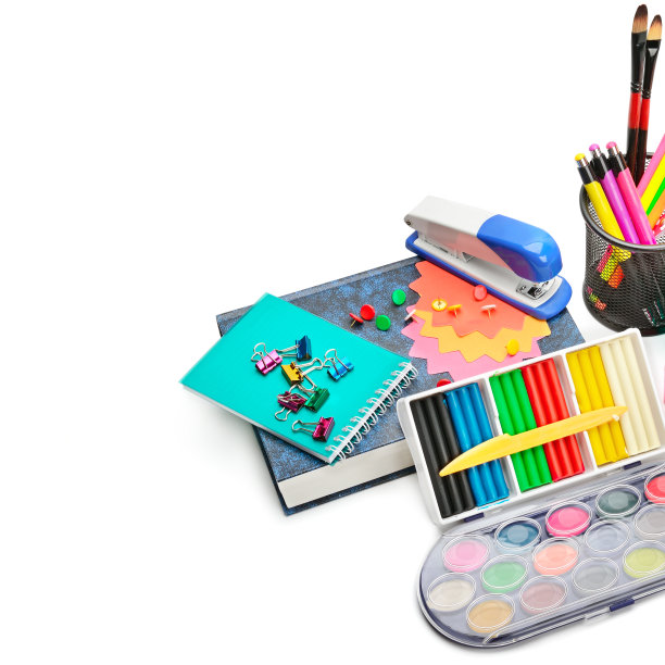 一套隔离在白色背景上的学校用品。放置你的文本。图片下载