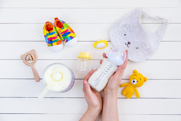 白色背景上有牛奶的婴儿奶瓶。有选择性的重点。图片下载