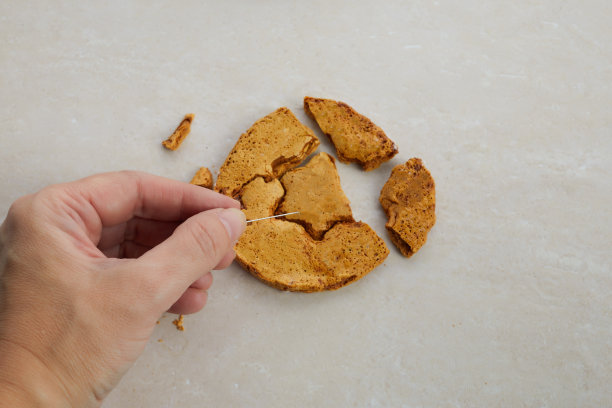 韩国达戈纳蜂窝糖饼干和玩新潮流糖果挑战图片下载