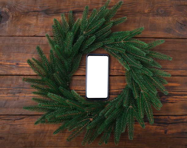 现代智能手机与木制古董表与圣诞装饰，礼品盒模型图片下载