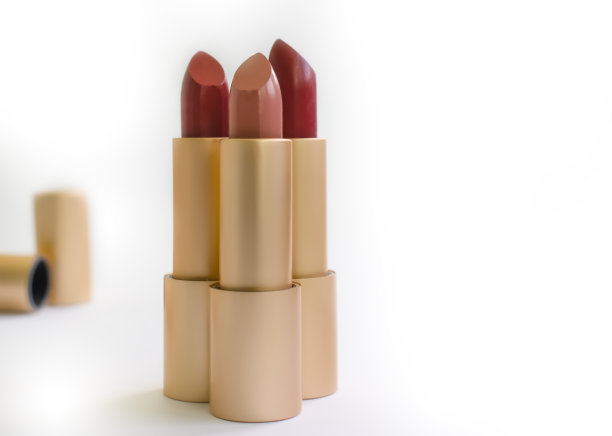 美丽的口红在白色的背景图片下载