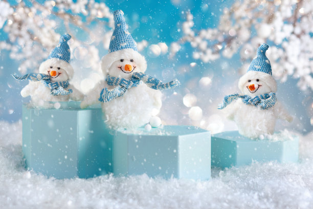 有趣的雪人在蓝色的领奖台在冬天的雪景背景图片下载