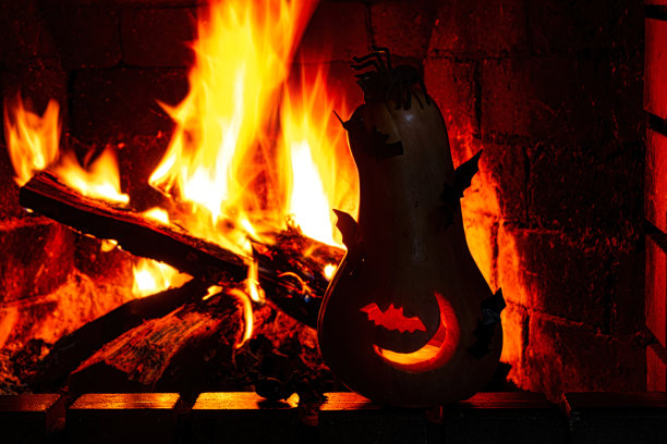 传统的万圣节雕刻南瓜和燃烧的壁炉图片下载