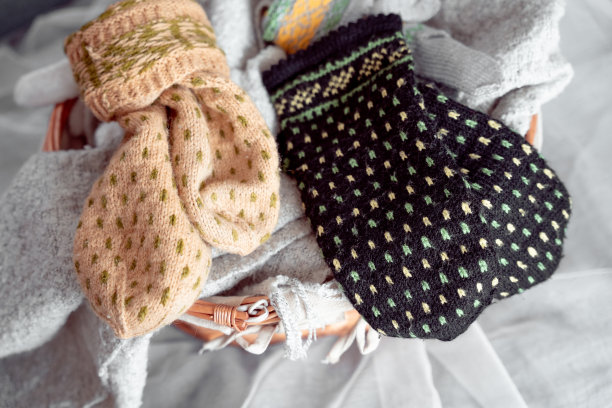 编织手套和袜子，为冬天准备暖和的DIY衣服图片下载