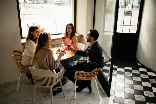 一群朋友在会议上闲聊，喝酒，吃甜点图片下载