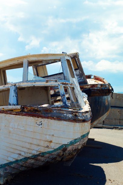 渔船停在渔港的码头上图片下载