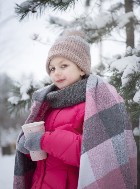 孩子在冬天。一个小女孩在冬天外面。图片下载