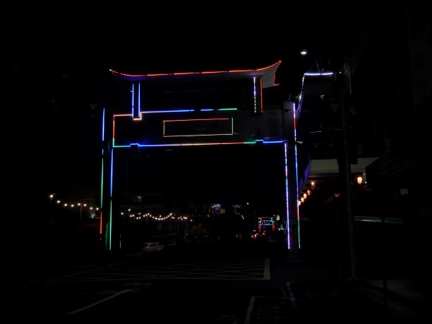 毛里求斯路易斯港的中国城拱门在夜晚点亮图片下载
