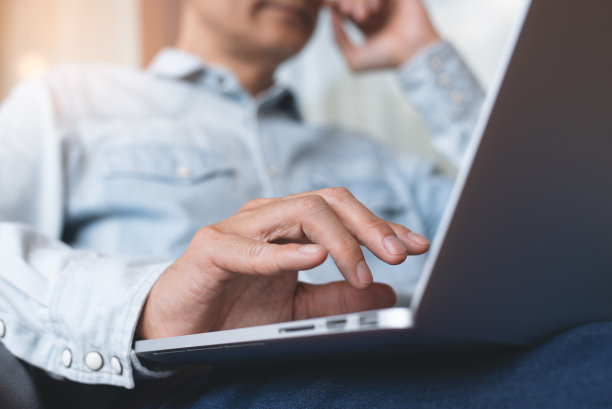 用笔记本电脑工作图片下载