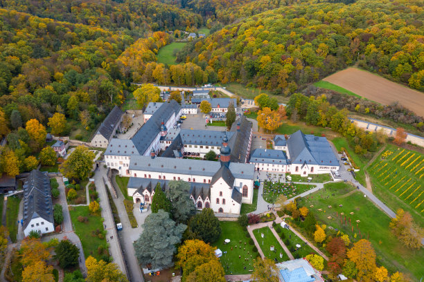 德国Kiedrich附近的Eberbach修道院图片下载