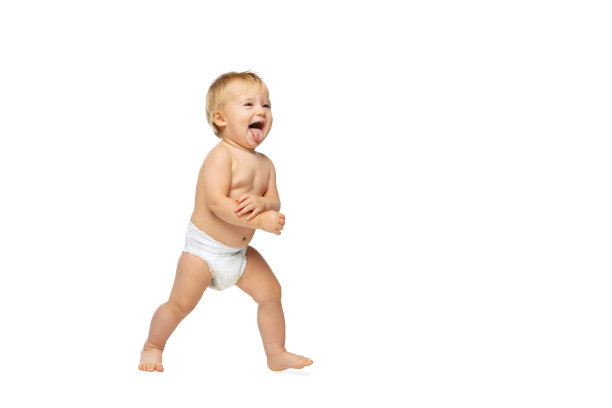 可爱的小男孩的肖像，婴儿在尿布站在孤立的白色工作室背景。舌头伸出来图片下载