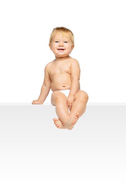 可爱的小男孩的肖像，婴儿在尿布坐孤立的白色工作室背景。细心的孩子。图片下载
