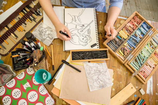 女孩用手绘笔在纸上画画。美丽的艺术家在画室里画这幅肖像图片下载