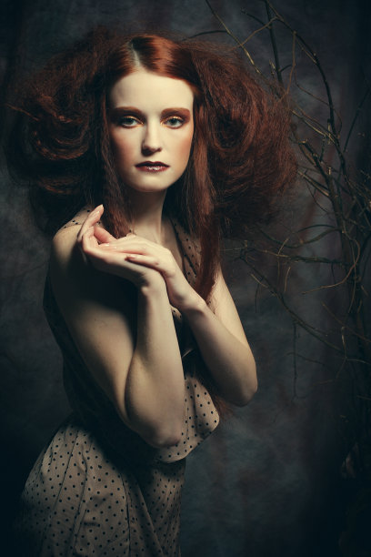 美与艺术理念:年轻女性用亮妆与干妆图片下载